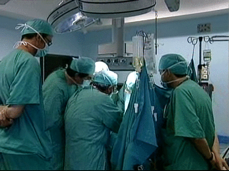 Previsualización de Más de 40 médicos llevan a cabo el segundo trasplante de cara en España