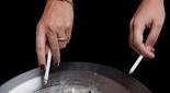 Dos personas fuman un cigarrillo