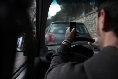 <p>Answering messages behind the wheel is as dangerous as being twice over the limitl / SINC.</p>