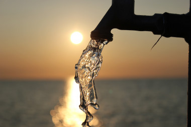 <p>Parasitic protozoa can be ingested accidentally by humans when we drink water in recreational areas or even at home, if water, for some reason, is not completely clean when it reaches houses. / RayMark/<a href="https://pixabay.com/es/puesta-del-sol-el-agua-grifo-mar-1270563/" target="_blank">Pixabay</a></p>