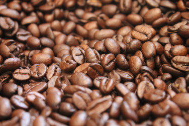 <p>El estudio confirma la presencia de fumonisinas, aflatoxinas, tricotecenos y micotoxinas emergentes en el café. / <a href="https://www.flickr.com/photos/63883378@N08/14502960702/in/photolist-o6zsWA-8zfi4L-bG4CmK-m6wp9k-8zfhF1-bKfGEM-6UFYzv-m6xYgE-kENLuK-dxu6eP-5StMQs-btr2by-bn2FC8-8M3ydA-kEM6zF-r6EQrR-5tJSAJ-rPXFSP-bUi3jF-chtHGW-c7ufUh-chdgxJ-cgVto3-8zfhuq-2cooQ-kENEmT-p1BWB1-dG4gma-CAGm1-r52XH-4KLvB-5Sptg6-kkGe-8zca6Z-8zfiab-8zfhXQ-8zfhP5-8zfhAE-oMFLKY-5HeqXJ-oZcwxD-p5RSLy-5N5y2V-otMmgZ-qpq4LX-dUYnEd-oEYA7f-5Y8sWH-7oGaP-ociR8a" target="_blank">Yo_aguilar</a></p>