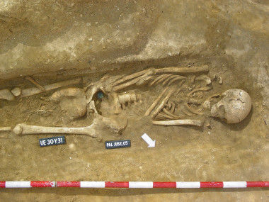 <p>Este trabajo trata de documentar arqueológicamente la presencia de moneda en las necrópolis de las antiguas ciudades de Gadir (Cádiz), Malaca (Málaga) y Ebusus (Ibiza).</p>
