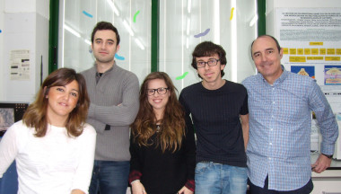 <p>El profesor Manuel Ruiz Rubio (derecha) junto a su grupo de investigación. / Fundación Descubre</p>