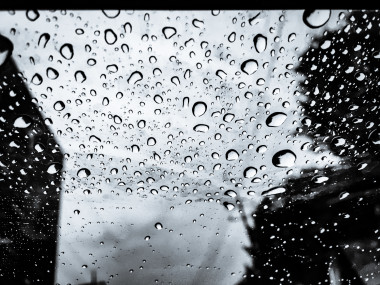 <p>Detrás de las gotas de lluvia se esconde un mecanismo microscópico universal que ocurre en la superficie de los líquidos. / US</p>