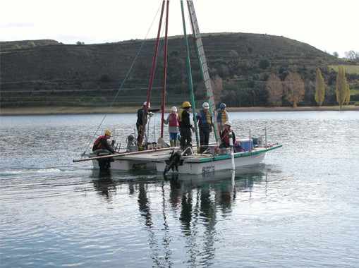 <p>Los investigadores sacan los sondeos de los sedimentos desde una plataforma flotante en el lago Montcortés. / Fondo documental IPE_CSIC)</p>