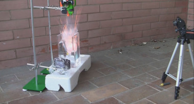 <p>Primeros experimentos de la explosión de metal alcalino en agua en un instituto en Praga. / Phil Mason</p>