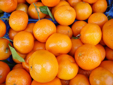 <p>Las cáscaras de naranja suponen un problema para la industria alimentaria, ya que son deshechos que ocupan un gran volumen y no tienen grandes utilidades en la actualidad. / UGRdivulga</p>
