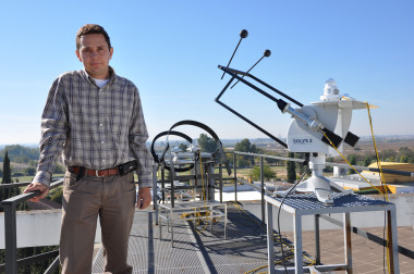 <p> Antonio Serrano junto a un equipo de medición. Imagen: UEX.</p>