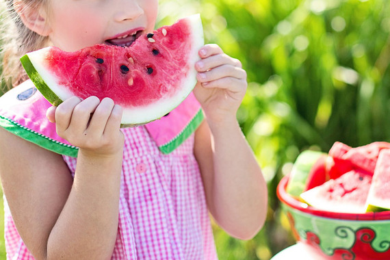 <p>El consumo recomendado de frutas, verduras, azúcar y grasa se relaciona con el bienestar infantil. / <a href="https://pixabay.com/es/sand%C3%ADa-verano-ni%C3%B1a-comiendo-sand%C3%ADa-846357/" target="_blank">Pixabay</a></p>