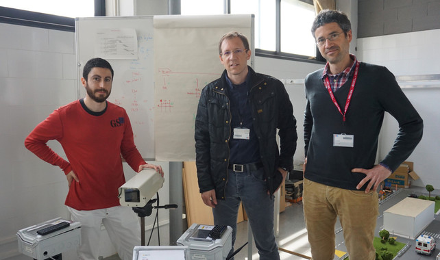 <p>Los investigadores muestran el prototipo Spark & Go. / URV</p>