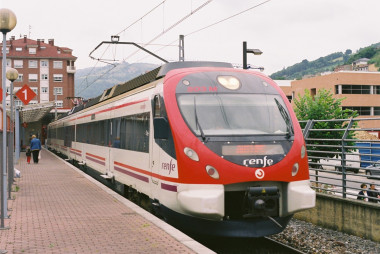 <p>Tren de cercanías. / Jean-Pierre <a href="https://es.wikipedia.org/wiki/Archivo:RN463003El.JPG" target="_blank">Vergez-Larrouy</a></p>