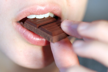 <p>A muchos consumidores de chocolate les gustaría que no tuviera tanta grasa. / <a href="https://www.flickr.com/photos/anjuli_ayer/2950226374/in/photolist-9jbaQB-6hFe7p-64rYEz-5uGFvY-5uCjwD-5uCjBg-5uGFiL-5uCjsg-5uGF5m-5BuWvc-6hFe6n-6hKph9-6hKpfq-64vWBA-64rJW4-7rvgkj-5HzYuh" target="_blank">Anjuli Ajer</a></p>