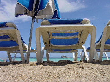 <p>Fotografía de una tumbona en la playa. Imagen: Benidorm.</p>