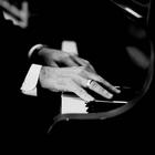 Manos sobre las teclas de un piano.