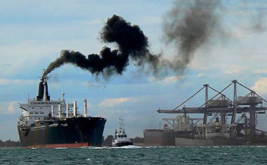 <p>La emisiÃ³n de gases de los barcos se acrecientan durante las maniobras de atraque, desatraque y navegaciÃ³n a baja velocidad dentro del puerto. / FundaciÃ³n DescubreÂ </p>