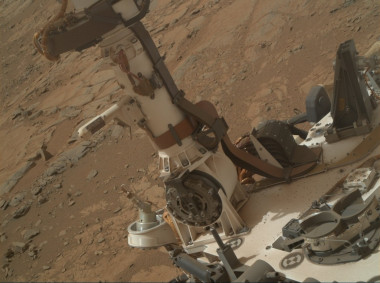 <p>El instrumento REMS, cuyos datos han servido para sugerir la presencia de salmueras líquidas en Marte, se sitúa en el mástil del rover Curiosity. / NASA/JPL-Caltech/MSSS</p>