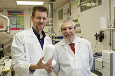 <p>Imágen de las espumas de poliuretano y de los químicos del Laboratorio de Adhesión y Adhesivos, Alfonso de Lucas Freile y José Miguel Martín Martínez. / Roberto Ruiz (UA)</p>
