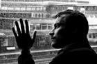 hombre mirando por la ventana