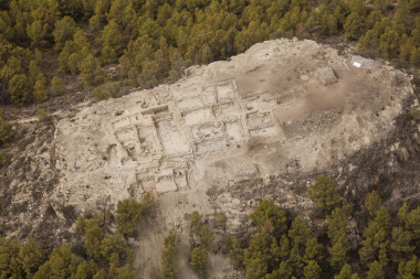 <p>Vista general de las principales construcciones descubiertas en La Almoloya (Pliego, Murcia). / UAB. </p>