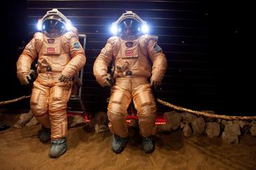 Dos astronautas pisan la superficie de Marte de forma simulada