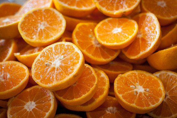 <p>Los investigadores han demostrado la capacidad de dos tipos de bacterias de transformar los antioxidantes presentes en el zumo de naranja. / <a href="https://www.flickr.com/photos/caitlinator/15729994747/in/photolist-pY1kpZ-dCYHev-fEqtTG-9aB4bH-5q5FD4-pXYX3Z-fF7ZU1-oNJiYU-nETq2W-CwdGkB-spP7Re-bRb7ZD-hRLoXQ-bkqXSy-6RrwSA-rz23DE-oZXffJ-DJMm8X-eUfxn8-pir91N-4d4mp2-HeL6rR-b9jKCF-BPMmg-9rCVk3-dCBjvU-6nx655-5mhyx-nbvcCB-91uw72-bFUnhP-nbv7LH-JFdn1-3MnuD1-oNBDUN-4zyBUF-8avHgi-eZXQut-cUZh5A-BYLGU-hBPUNN-5FUn3F-y9Jvd-grYXKi-b5ZQY-b5Ywo-eUfBtg-5KG7ap-qTFidR-6QaPtH/" target="_blank">Caitlin Regan</a></p>