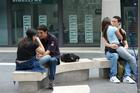 Jóvenes se besan en la calla