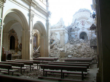 <p>Santiago de Lorca church after earthquake. / <a href="http://commons.wikimedia.org/wiki/File:Hundimiento_de_la_iglesia_de_Santiago_tras_el_terremoto_de_Lorca.jpg" target="_blank">Wikipedia</a></p>