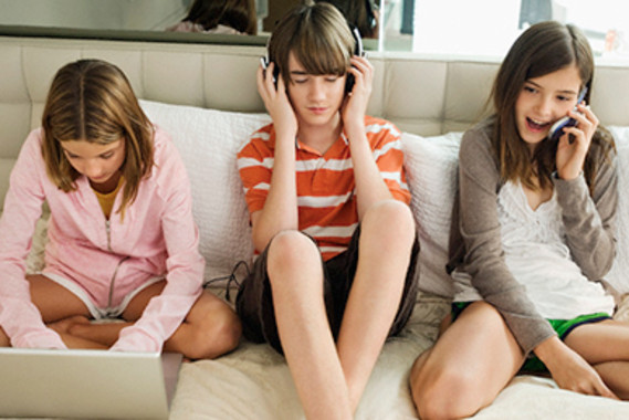 <p>Pese a que la mayoría de adolescentes ha tenido malas experiencias en las redes sociales, no percibe su riesgo / DICYT</p>