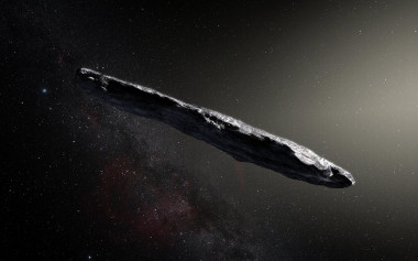 <p>Ilustración de Oumuamua, el primer asteroide interestelar descubierto hasta ahora. Parece ser un objeto metálico o rocoso, muy alargado y de un color rojo oscuro, con unos 400 metros de largo. Nunca antes se había observado algo así en el sistema solar. / ESO/M. Kornmesser</p>