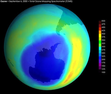 Imagen del agujero de ozono más grande en la Antártida registrada en septiembre de 2000. Datos obtenidos por el instrumento Total Ozone MappingSpectrometer (TOMS) a bordo de un satélite de la NASA. Imagen: NASA.