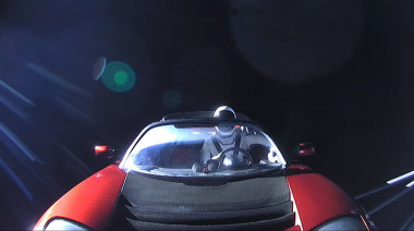 <p>Imagen real del descapotable Tesla rojo lanzado desde el supercohete Falcon Heavy, con el maniquí Starman a bordo. / Space X</p>