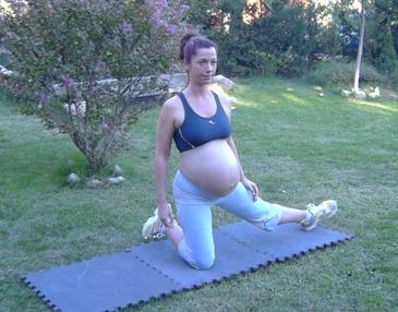 Embarazada haciendo ejercicio Embarazada haciendo ejercicio