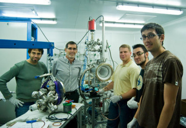 <p>Juan José Gómez Cadenas (en el centro), con parte del equipo de NEXT ante un prototipo del experimento. / NEXT.</p>