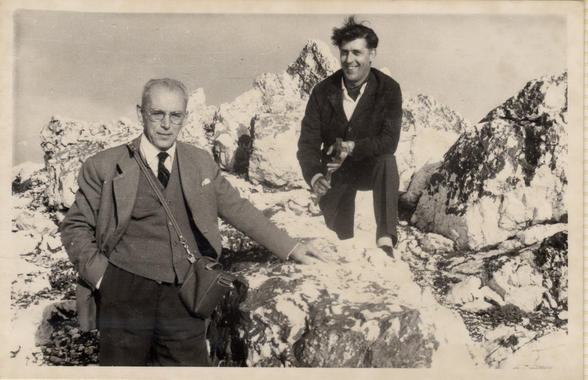 <p>Parga Pondal (izq) en Mina Sonia, situada en la costa de Lugo y que él mismo bautizó con el nombre de su nieta</p>
