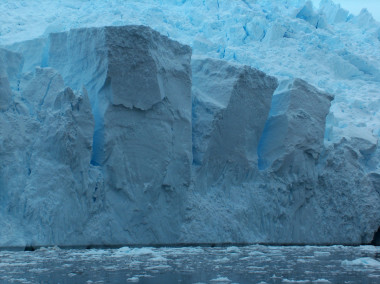 <p>Corte en la capa de hielo antártica / <a href="https://es.wikipedia.org/wiki/Indlandsis#/media/File:Austral-Ice.jpg" title="User:Apcbg" target="_blank">Apcbg</a>. </p>