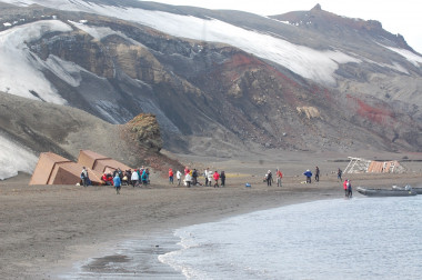 <p>Actividades turísticas en Isla Decepción en la Antártida en 2012. / Luis R. Pertierra.</p>