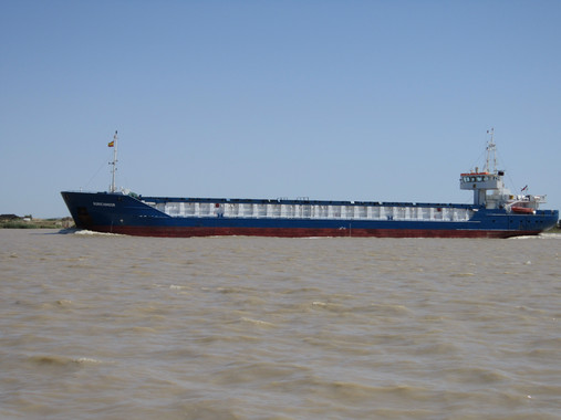<p>Barco navegando hacia la desembocadura del estuario del Guadalquivir / SINC</p>