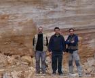 Mario Sánchez, Luis Alfonso Pérez y Fernando Pérez, investigadores del Departamento de Geología de la UJA, con un plano de falla.