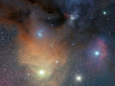 <p>La región de formación estelar Rho Ophiuchi (círculo rojo) donde se ha detectado el peróxido de hidrógeno. Imagen: ESO/S. Guisard.</p>