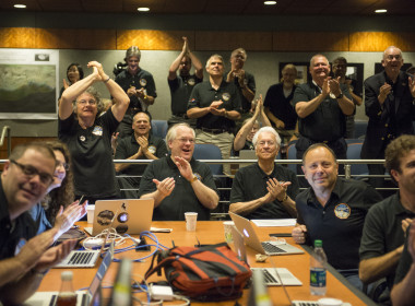 <p>El equipo de la misión New Horizons celebra el éxito del sobrevuelo sobre Plutón. / NASA</p>