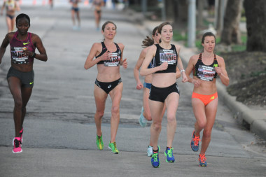 <p>Competir en un maratón conlleva un enorme compromiso fisiológico de varios sistemas: respiratorio, cardiovascular y musculoesquelético. / <a href="https://www.flickr.com/photos/euthman/16126207188/in/photolist-pUNR6k-qz22yY-qz8pnK-qRqT5H-qz8nbx-qyX5MQ-pUNS7D-qz1UpC-pUNd18-qPgmbU-qPgGNq-qRvgnw-pUzjNy-qz9JEa-qz8qFD-qPfuAw-qRzEEP-qPhmJq-qRt4XS-qz1kNN" target="_blank">Ed Uthman</a></p>