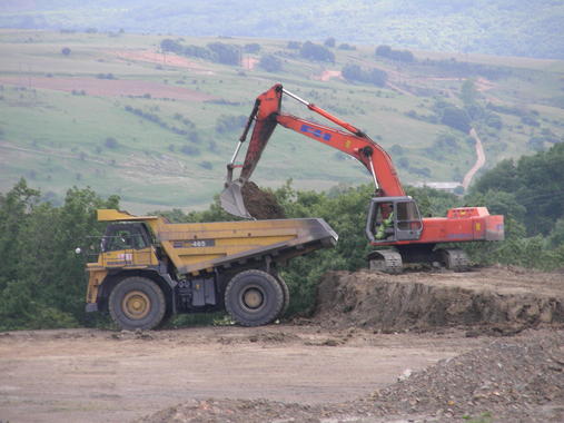 <p> Excavadoras trabajan en la revegetación de una zona afectada. Foto: Carolina Martínez/DICYT.</p>
