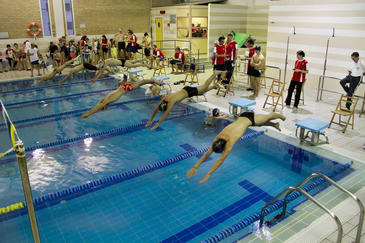 Evalúan la exposición a contaminantes, posiblemente cancerígenos, en piscinas públicas