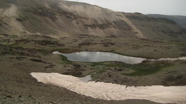 La Laguna de Río Seco, en Sierra Nevada (Granada), donde los investigadores realizaron el sondeo con recuperación de testigo y el procedimiento con barcas para lograr ese fin. 