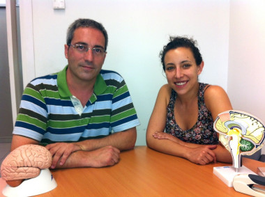 <p>Bru Cormand y su colaboradora Cèlia Sintas, del departamento de Genética, Microbiología y Estadística y el Instituto de Biomedicina de la Universidad de Barcelona. / UB</p>