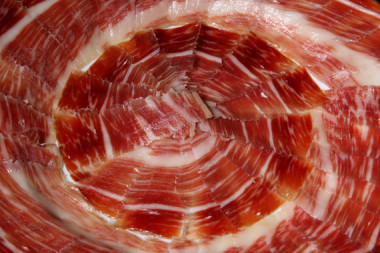 <p>El contenido en sal del jamón curado influye en las características sensoriales del producto, su textura y su sabor. / Wikipedia</p>