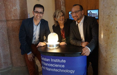 <p>De izquierda a derecha, Jose Antonio Garrido, del Instituto Catalá de Nanociencia y Nanotecnología; Rosa Villa, investigadora CSIC del Centro Nacional de Microelectrónica y Kostas Kostarelos, de la Universidad de Manchester. / ICN2</p>