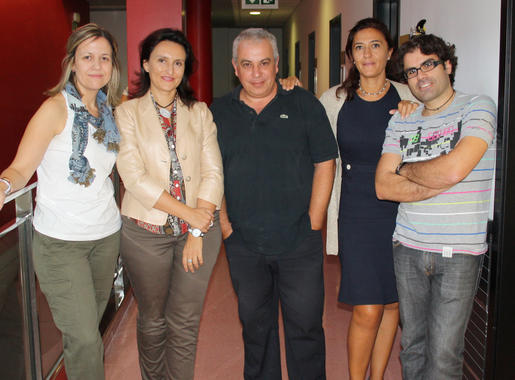 <p>Esther López, la segunda por la izquierda, junto a su grupo de investigación. Imagen: UJA</p>