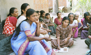 <p>Mujeres indias en una reunión para la gestión de microcréditos. El nuevo modelo matemático del estudio prueba que las poblaciones pequeñas deberían promover conexiones con las comunidades vecinas para minimizar los riesgos financieros. Imagen: <a href="https://upload.wikimedia.org/wikipedia/commons/6/60/An_ESAF_%27Sangam%27_Meeting_in_progress_in_Kerala.jpg" target="_blank">Wikipedia</a></p>
