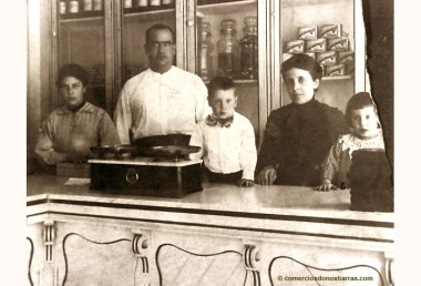 <p>En la Pastelería Otaegui, fundada por Josefa Martina Otaegui, posan su hermano, Pedro Otaegui, y su cuñada, Hemiliana Malkorra, que se hicieron cargo del negocio de San Sebastián cuando Josefa abrió sus segunda chocolatería en Elizondo (Navarra). / <strong> </strong><a href="http://www.comerciosdonostiarras.com" target="_self">ComerciosDonostiarras</a></p>
